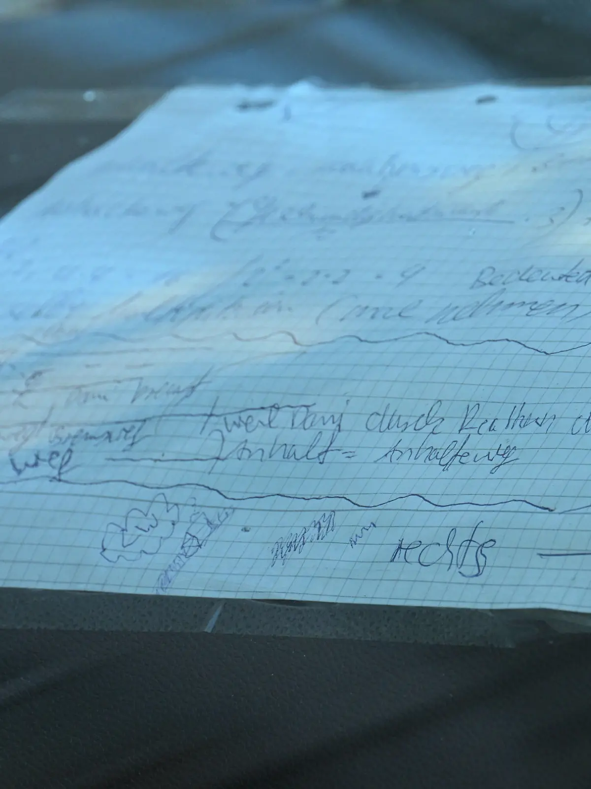 03.03.2025, Baden-Württemberg, Mannheim: Ein Zettel mit handschriftlichen Notizen klebt auf dem Armaturenbrett eines beschädigten Fahrzeugs, das an einer Zufahrt zur Rheinbrücke steht. Nach einem Vorfall mit einem Auto in der Mannheimer Innenstadt mit mindestens zwei Toten und mehreren Verletzten ist der mutmaßliche Fahrer nach Polizeiangaben festgenommen worden. Nach Polizeiangaben war ein Fahrzeug in eine Menschenmenge gefahren.