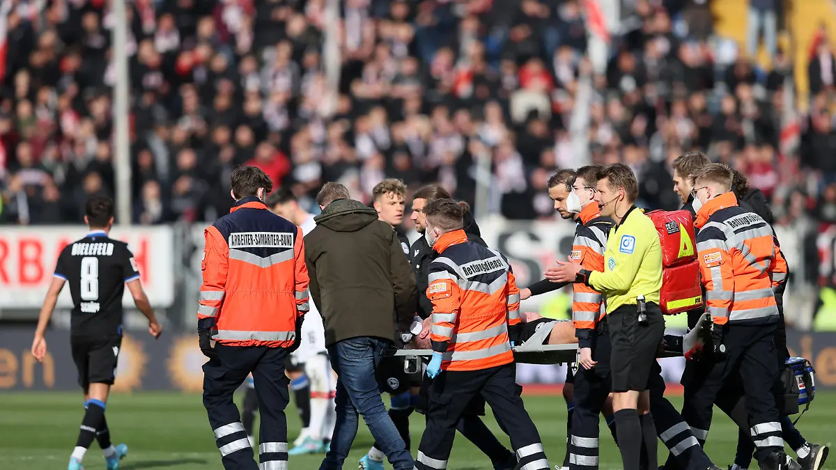 BIELEFELD, GERMANY - APRIL 02: Fabian Klos of DSC Arminia Bielefeld is carried off the pitch injured during the Bundesliga match between DSC Arminia Bielefeld and VfB Stuttgart at Schueco Arena on April 02, 2022 in Bielefeld, Germany. (Photo by Martin Rose/Getty Images)