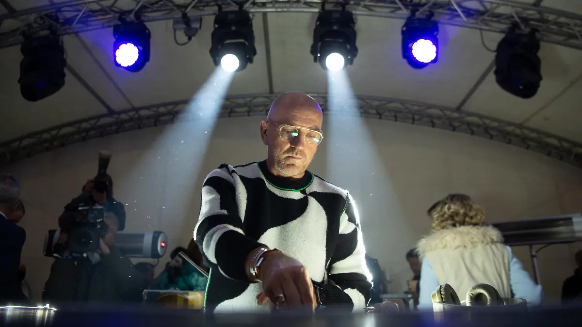 06.04.2022, Hessen, Frankfurt/Main: DJ Sven Väth legt während der Eröffnung des Museum of Modern Electronic Music auf der Hauptwache auf. Anlässlich der Museumseröffnung treten auf der Hauptwache verschiedene DJs auf. Foto: Sebastian Gollnow/dpa +++ dpa-Bildfunk +++