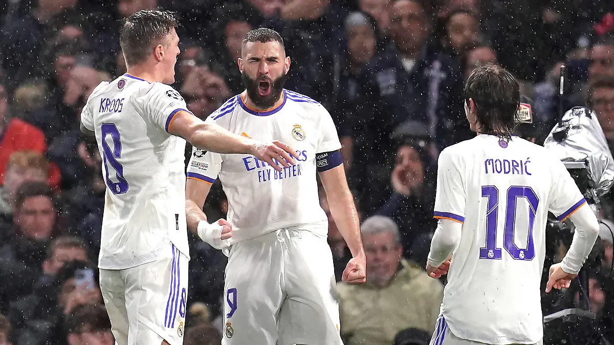 Chelsea v Real Madrid - UEFA Champions League - Quarter Final - First Leg - Stamford Bridge Real Madrid s Karim Benzema centre celebrates scoring their side s first goal of the game during the UEFA Champions League quarter-final, first leg match at Stamford Bridge, London. Picture date: Wednesday April 6, 2022. Use subject to restrictions. Editorial use only, no commercial use without prior consent from rights holder. PUBLICATIONxNOTxINxUKxIRL Copyright: xJohnxWaltonx 66255211