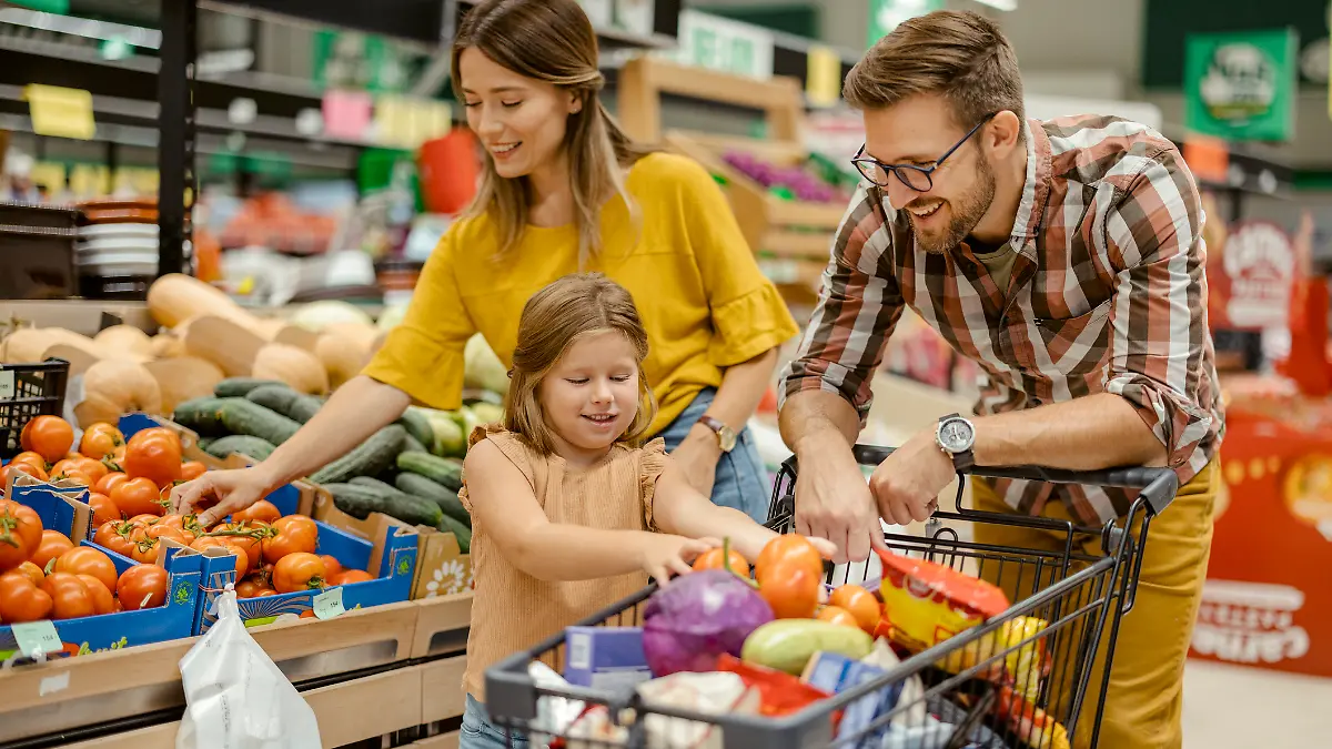 Eine Familie geht Einkaufen im Supermarkt.