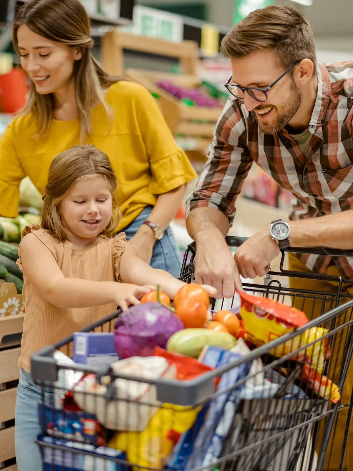 Eine Familie geht Einkaufen im Supermarkt.