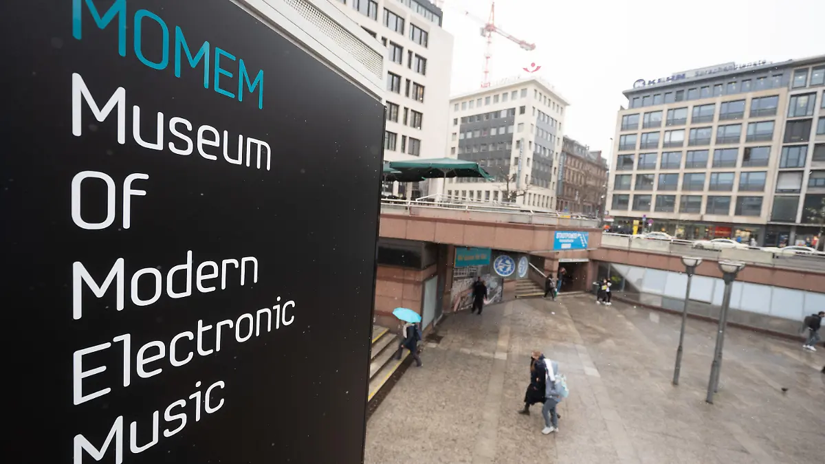 01.04.2022, Hessen, Frankfurt/Main: Der Schriftzug "MOMEM Museum Of Modern Electronic Music" steht an dem Museum an der Hauptwache. Deutschlands erstes Museum für elektronische Musik feiert an 6. April Eröffnung. (zu dpa "Clubkultur als Schau - Frankfurter Technomuseum eröffnet") Foto: Sebastian Gollnow/dpa +++ dpa-Bildfunk +++