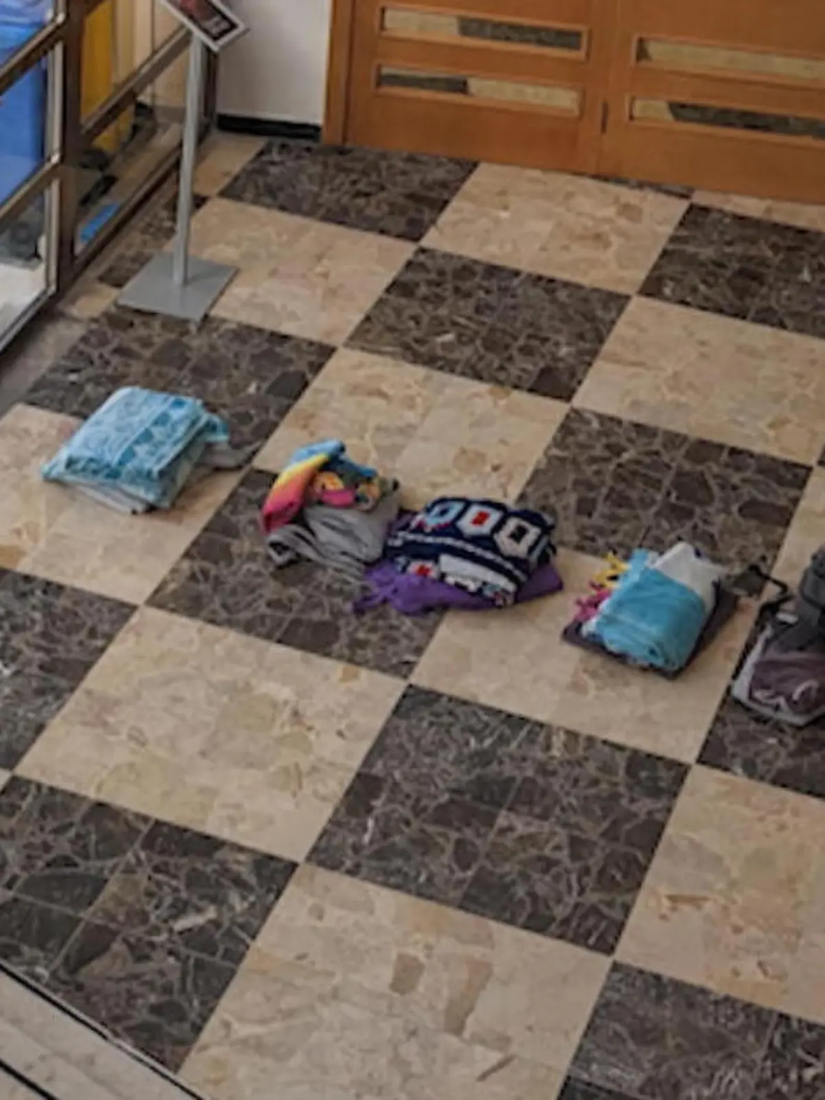 Das Ferienressort Camp de Mar schließt die Türen zum Pool erst um acht Uhr auf. Das Hotel will damit vermeiden, dass bereits um Sechs alle Liegen reserviert wurden. Doch die Liegen-Jäger haben haben eine ganz neue Taktik gefunden, wie sie trotzdem eine Sonnenliege ergattern können.