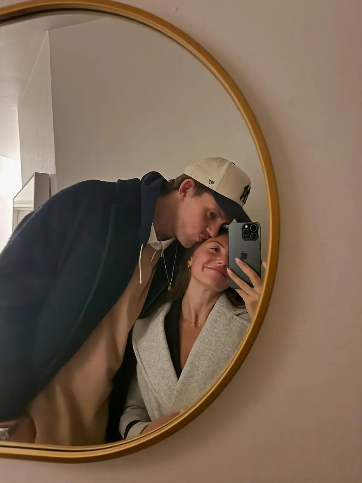 Moritz Wagner knutscht seine Freundin Maggie McQuade.
