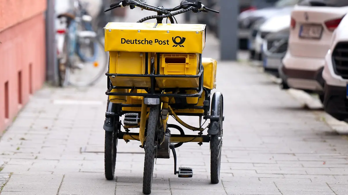 Fahrrad eines Briefträgers.