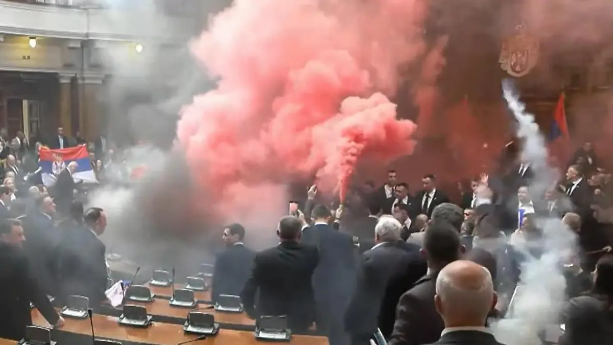 Politiker zünden Rauchbomben und Bengalos – im Parlament! Riesen-Tumult in Serbien