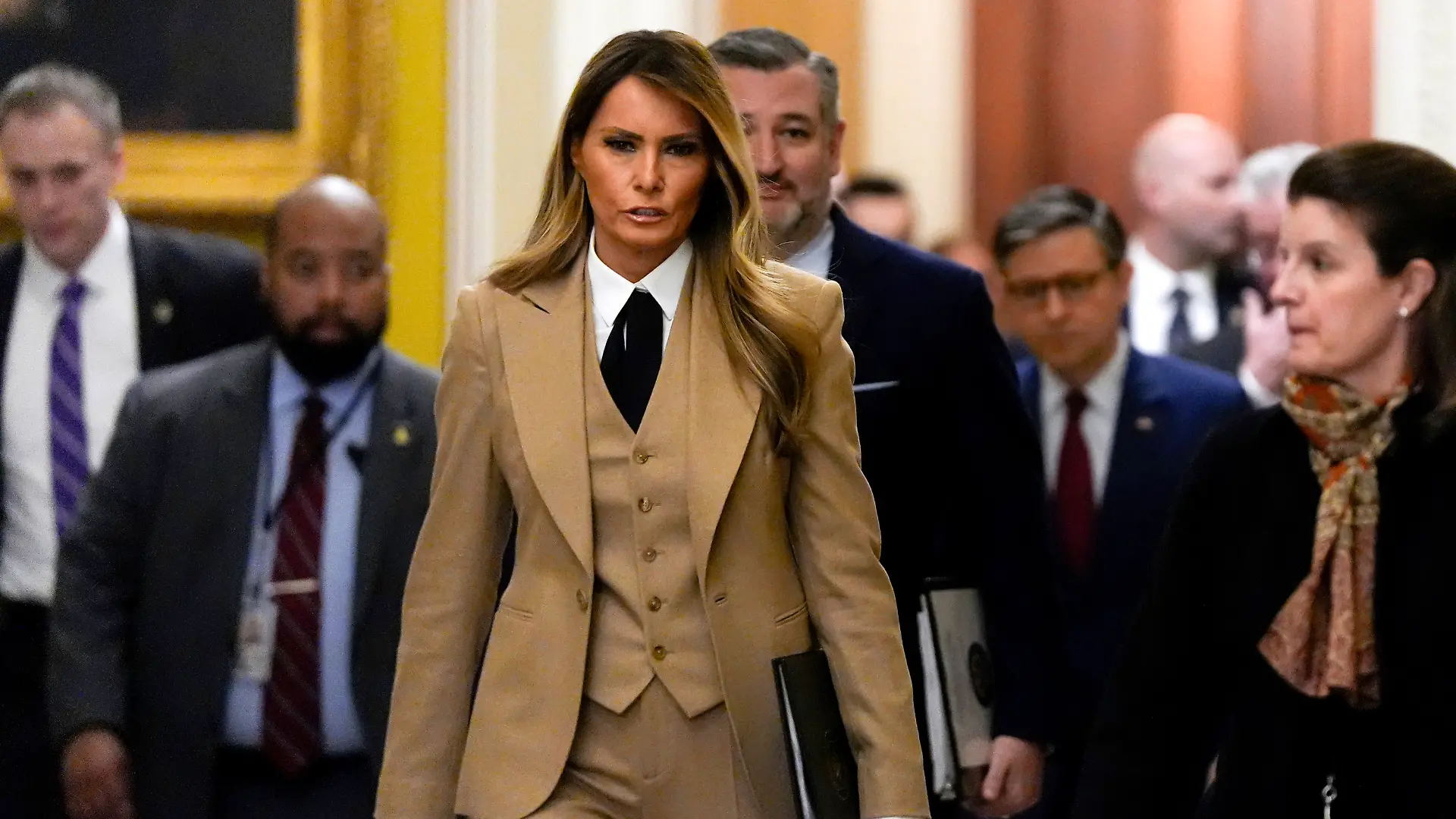 dpatopbilder - 03.03.2025, USA, Washington: US-First Lady Melania Trump geht,  gefolgt von Senator Ted Cruz, R-Texas, und dem Sprecher des Repräsentantenhauses Mike Johnson, R-La, am Montag, den 3. März 2025, durch das Kapitol in Washington, um ein Gesetz zur Online-Sicherheit zu unterstützen. Foto: Julia Demaree Nikhinson/AP/dpa +++ dpa-Bildfunk +++