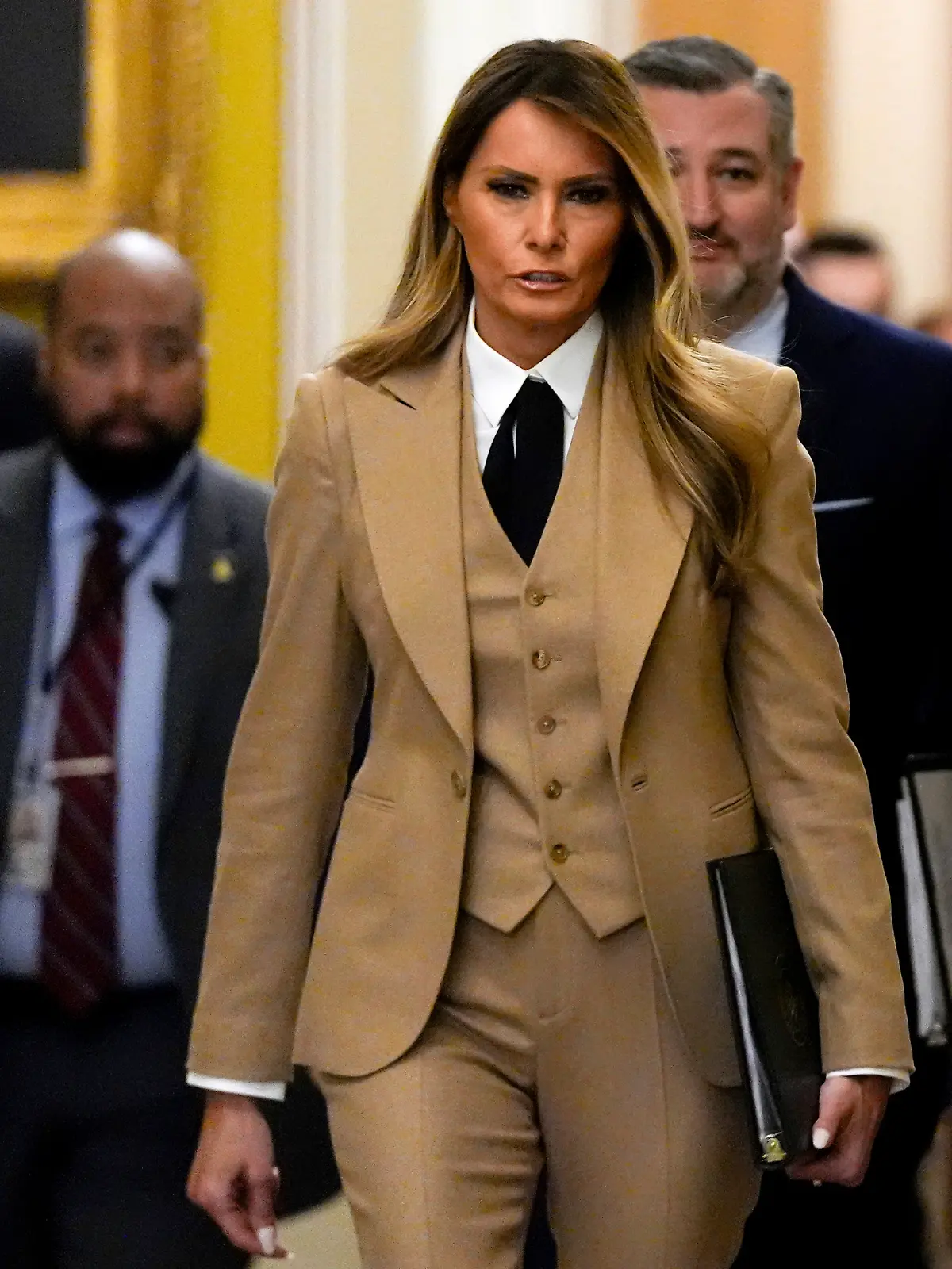 dpatopbilder - 03.03.2025, USA, Washington: US-First Lady Melania Trump geht,  gefolgt von Senator Ted Cruz, R-Texas, und dem Sprecher des Repräsentantenhauses Mike Johnson, R-La, am Montag, den 3. März 2025, durch das Kapitol in Washington, um ein Gesetz zur Online-Sicherheit zu unterstützen. Foto: Julia Demaree Nikhinson/AP/dpa +++ dpa-Bildfunk +++