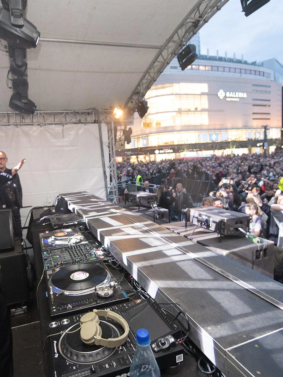 06.04.2022, Hessen, Frankfurt/Main: DJ Sven Väth legt während der Eröffnung des Museum of Modern Electronic Music auf der Hauptwache auf. Anlässlich der Museumseröffnung treten auf der Hauptwache verschiedene DJs auf. Foto: Sebastian Gollnow/dpa +++ dpa-Bildfunk +++