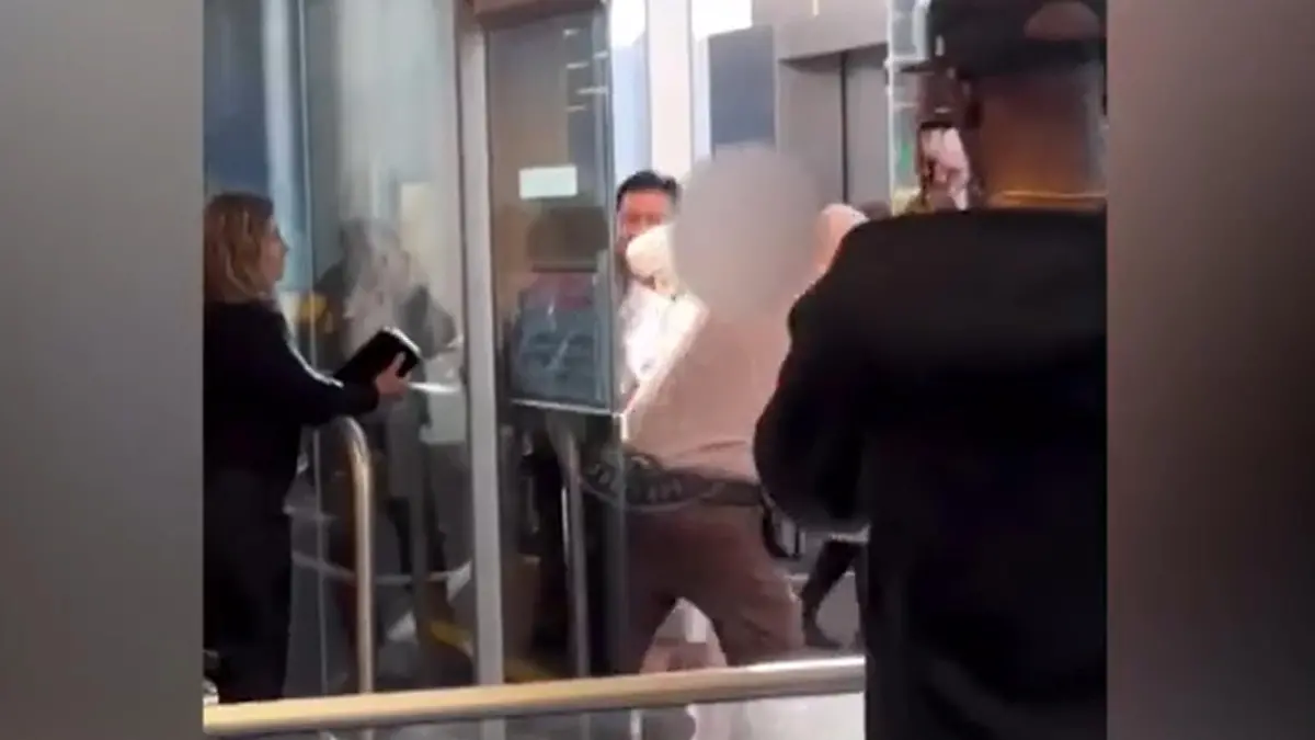 Flug verpasst! Pöbel-Pärchen dreht völlig durch Nur die Security kann sie stoppen