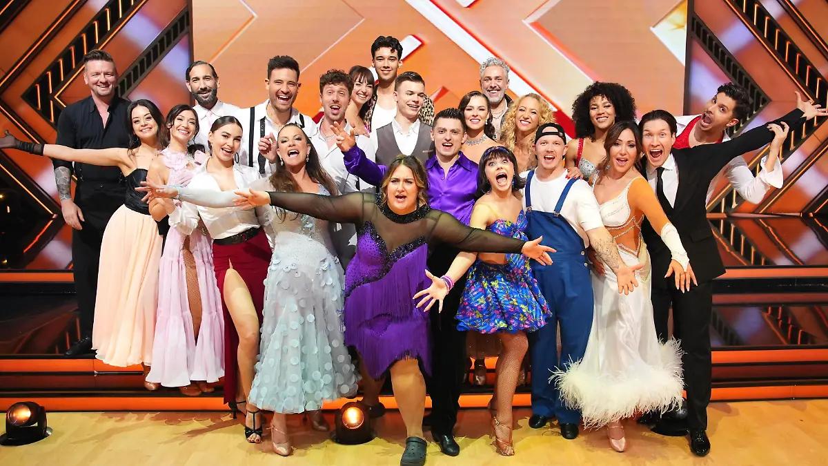 Diese Paare sind in der nächsten Show am 7. März 2025 wieder dabei. Krankheitsbedingt fehlen auf dem Foto Jeanette Biedermann und Leyla Lahouar mit ihren Tanzpartnern.