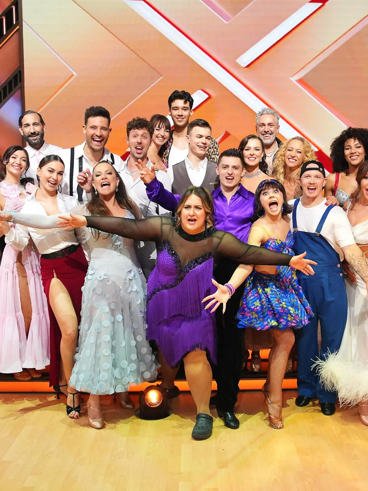 Diese Paare sind in der nächsten Show am 7. März 2025 wieder dabei. Krankheitsbedingt fehlen auf dem Foto Jeanette Biedermann und Leyla Lahouar mit ihren Tanzpartnern.