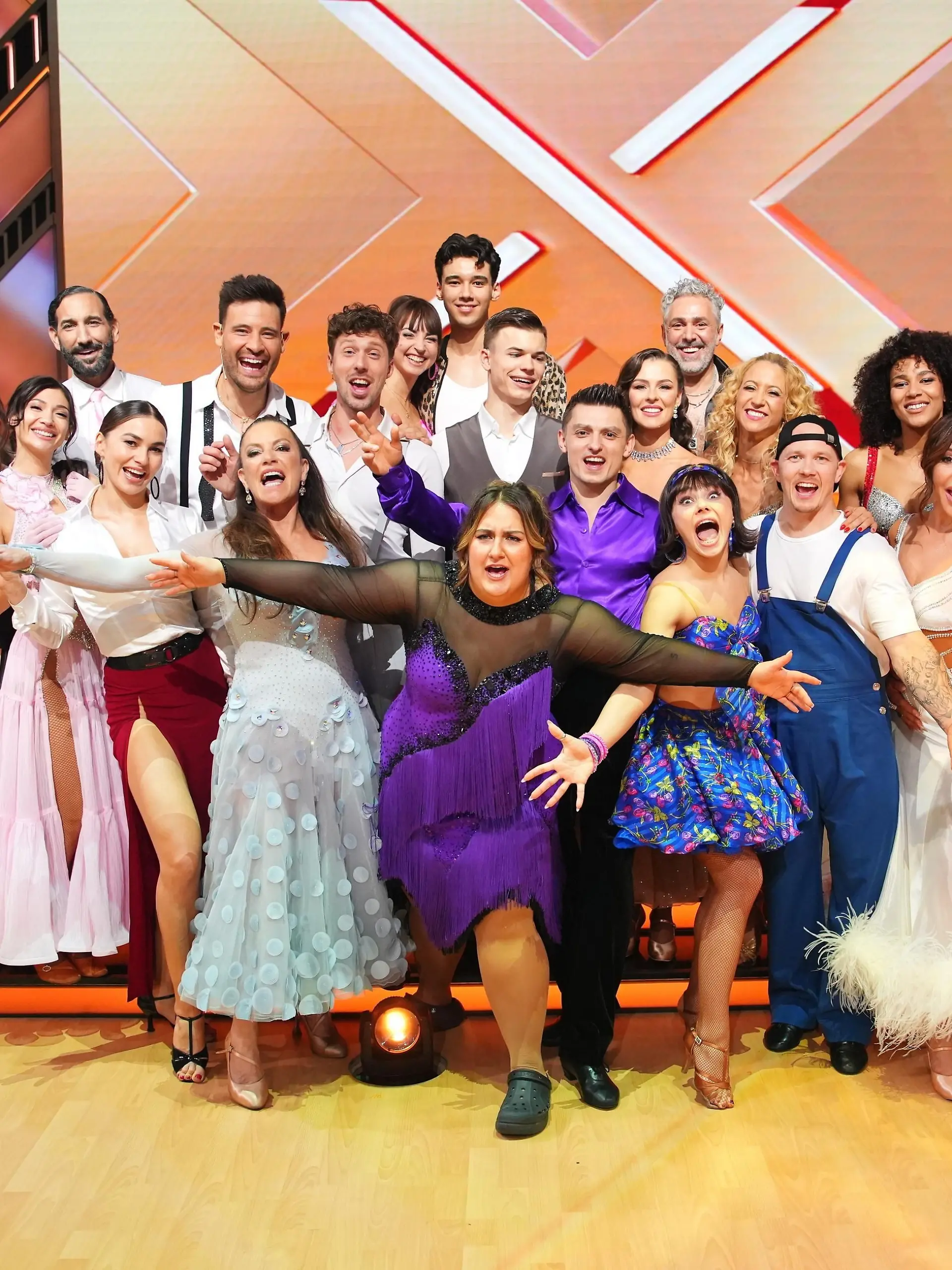 Diese Paare sind in der nächsten Show am 7. März 2025 wieder dabei. Krankheitsbedingt fehlen auf dem Foto Jeanette Biedermann und Leyla Lahouar mit ihren Tanzpartnern.