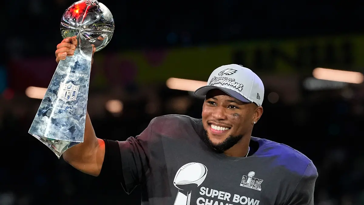 Saquon Barkley mit der Super-Bowl-Trophäe.