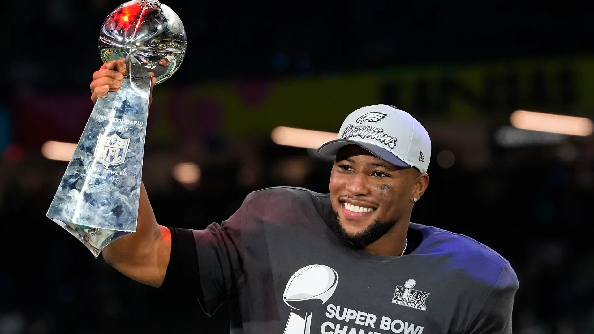 Saquon Barkley mit der Super-Bowl-Trophäe.
