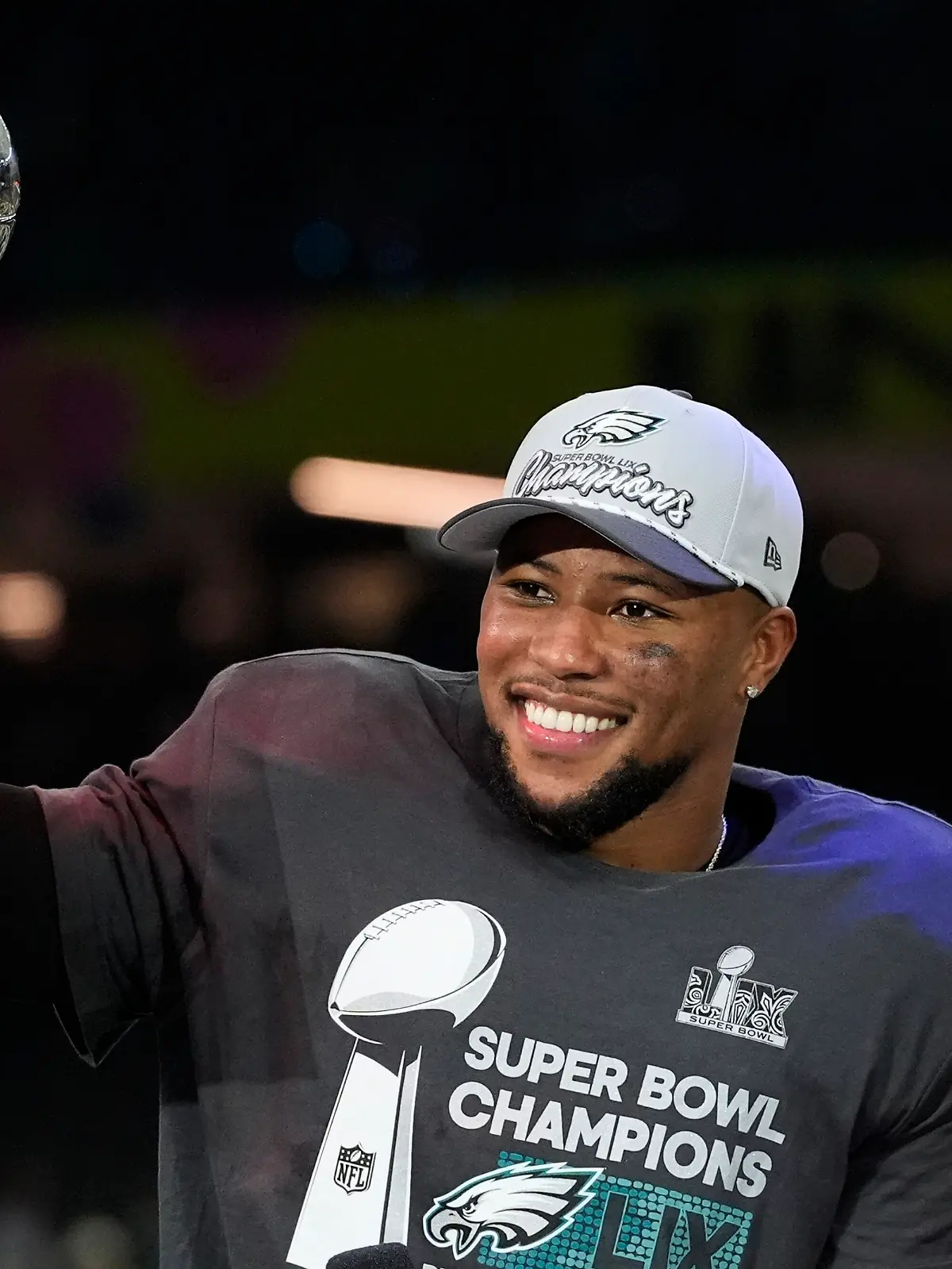 Saquon Barkley mit der Super-Bowl-Trophäe.