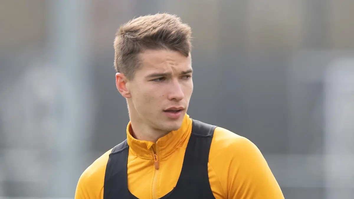 Kyrylo Melitschenko (M), Trainingsgast aus der Ukraine, steht während einer Trainingseinheit von Dynamo Dresden in der AOK PLUS Walter-Fritzsch-Akademie auf dem rasen. Melitschenko war bis zum Saisonabbruch Stammspieler beim Erstligisten FK Mariupol. Er hielt sich bei Kriegsausbruch mit seinem Team zu einem Trainingslager in der Türkei auf. Eine für den 24. Februar geplante Rückkehr in die Ukraine war nicht mehr möglich.
