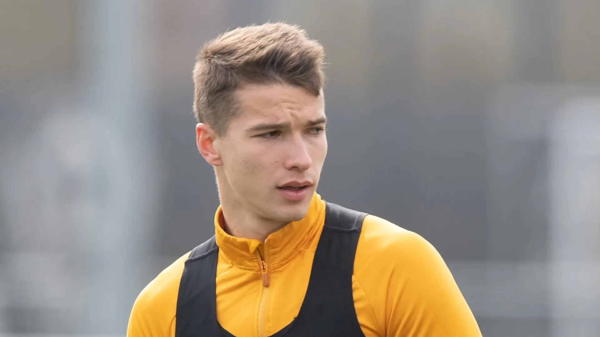 Kyrylo Melitschenko (M), Trainingsgast aus der Ukraine, steht während einer Trainingseinheit von Dynamo Dresden in der AOK PLUS Walter-Fritzsch-Akademie auf dem rasen. Melitschenko war bis zum Saisonabbruch Stammspieler beim Erstligisten FK Mariupol. Er hielt sich bei Kriegsausbruch mit seinem Team zu einem Trainingslager in der Türkei auf. Eine für den 24. Februar geplante Rückkehr in die Ukraine war nicht mehr möglich.