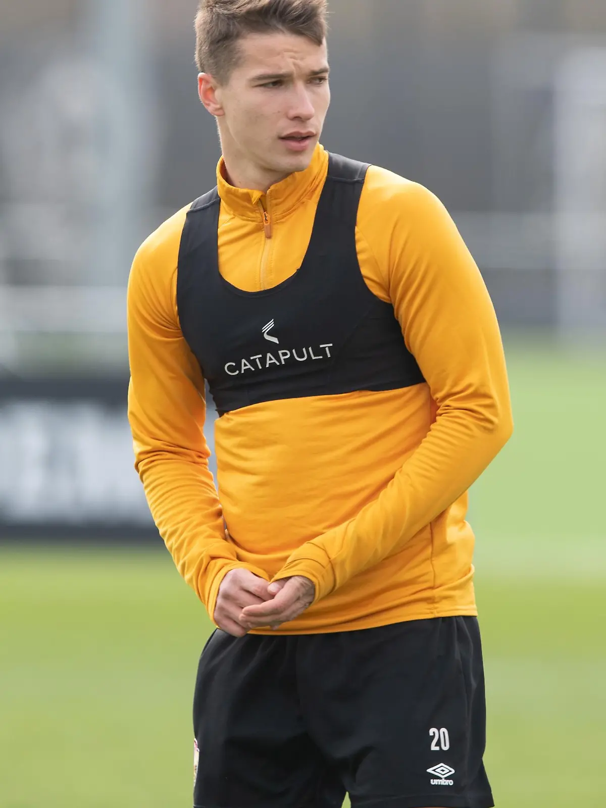 Kyrylo Melitschenko (M), Trainingsgast aus der Ukraine, steht während einer Trainingseinheit von Dynamo Dresden in der AOK PLUS Walter-Fritzsch-Akademie auf dem rasen. Melitschenko war bis zum Saisonabbruch Stammspieler beim Erstligisten FK Mariupol. Er hielt sich bei Kriegsausbruch mit seinem Team zu einem Trainingslager in der Türkei auf. Eine für den 24. Februar geplante Rückkehr in die Ukraine war nicht mehr möglich.