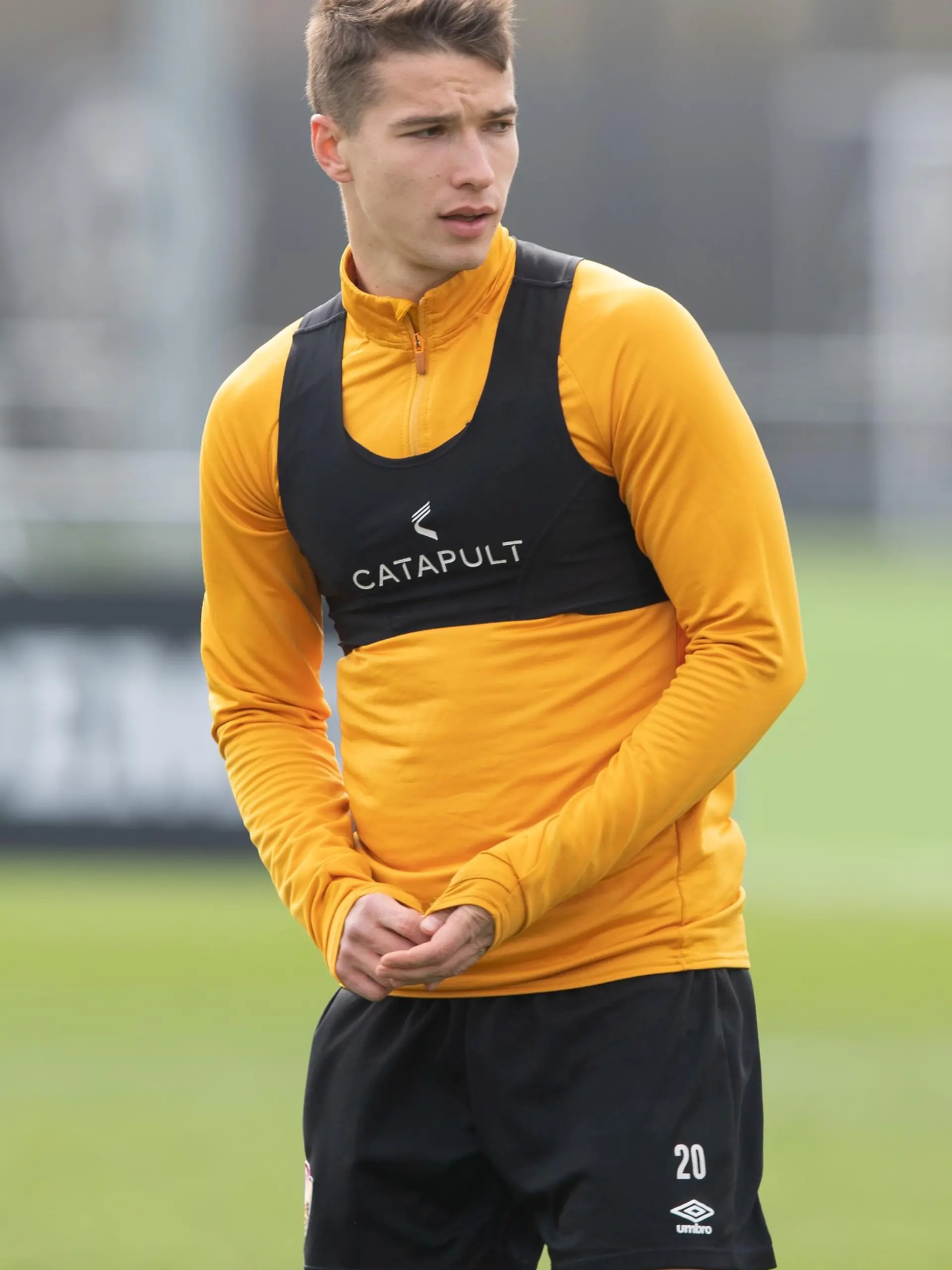 Kyrylo Melitschenko (M), Trainingsgast aus der Ukraine, steht während einer Trainingseinheit von Dynamo Dresden in der AOK PLUS Walter-Fritzsch-Akademie auf dem rasen. Melitschenko war bis zum Saisonabbruch Stammspieler beim Erstligisten FK Mariupol. Er hielt sich bei Kriegsausbruch mit seinem Team zu einem Trainingslager in der Türkei auf. Eine für den 24. Februar geplante Rückkehr in die Ukraine war nicht mehr möglich.
