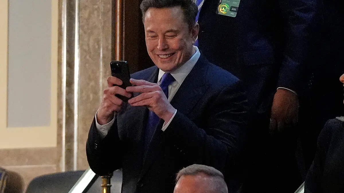 04.03.2025, USA, Washington: Elon Musk macht ein Foto, als er vor der Ansprache von US-Präsident Trump vor einer gemeinsamen Sitzung des Kongresses im Repräsentantenhaus des US-Kapitols eintrifft. Foto: Julia Demaree Nikhinson/AP/dpa +++ dpa-Bildfunk +++