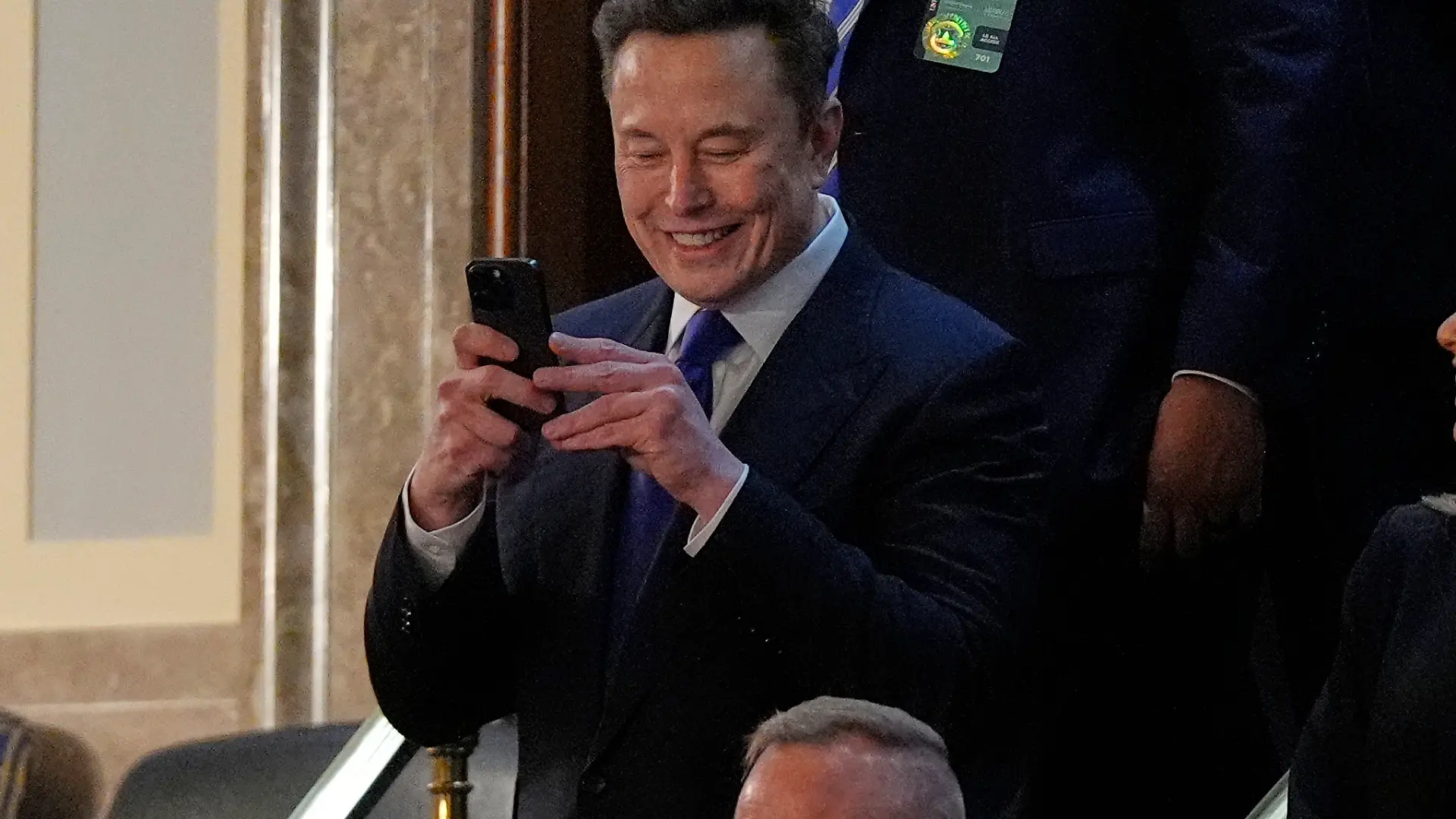 04.03.2025, USA, Washington: Elon Musk macht ein Foto, als er vor der Ansprache von US-Präsident Trump vor einer gemeinsamen Sitzung des Kongresses im Repräsentantenhaus des US-Kapitols eintrifft. Foto: Julia Demaree Nikhinson/AP/dpa +++ dpa-Bildfunk +++
