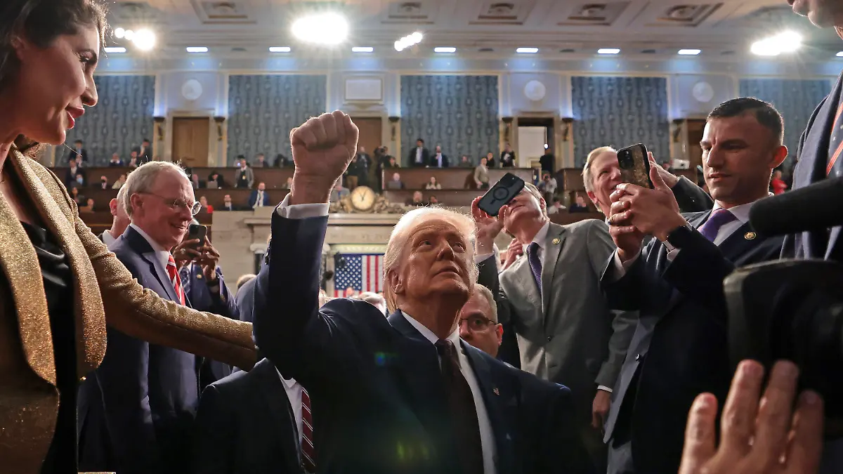 04.03.2025, USA, Washington: US-Präsident Donald Trump verlässt den Plenarsaal, nachdem er eine Rede vor einer gemeinsamen Sitzung des Kongresses im Kapitol in Washington gehalten hat. Foto: Win McNamee/POOL Getty Images/AP/dpa +++ dpa-Bildfunk +++