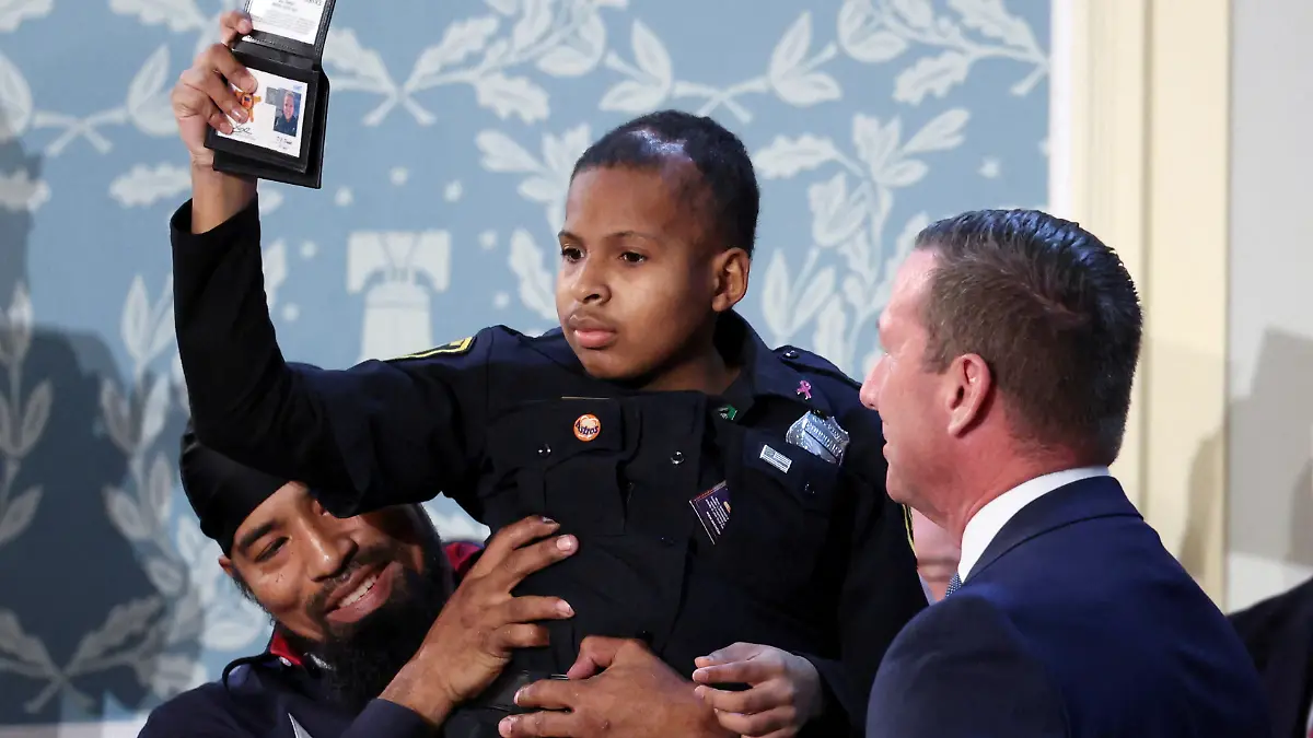 Cancer survivor Devarjaye „DJ” Daniel gestures as he is made an honorary Secret Service agent on the day of U.S. President Donald Trump’s speech to a joint session of Congress, in the House Chamber of the U.S. Capitol in Washington, D.C., U.S., March 4, 2025. REUTERS/Kevin Lamarque     TPX IMAGES OF THE DAY