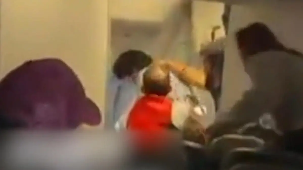 Mann versucht Flugzeugtür zu öffnen - Crew ringt ihn nieder! In 10.000 Metern Höhe