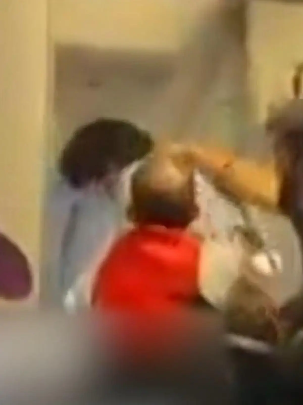Flug 701 befindet sich auf dem Weg von Madrid (Spanien) nach Caracas (Venezuela) gerade mitten über dem Atlantik, als bei einem Passagier alle Sicherungen durchbrennen. Er springt von seinem Sitz auf – sein Ziel: der Notausgang, den er öffnen will. In 10.000 Metern Höhe!