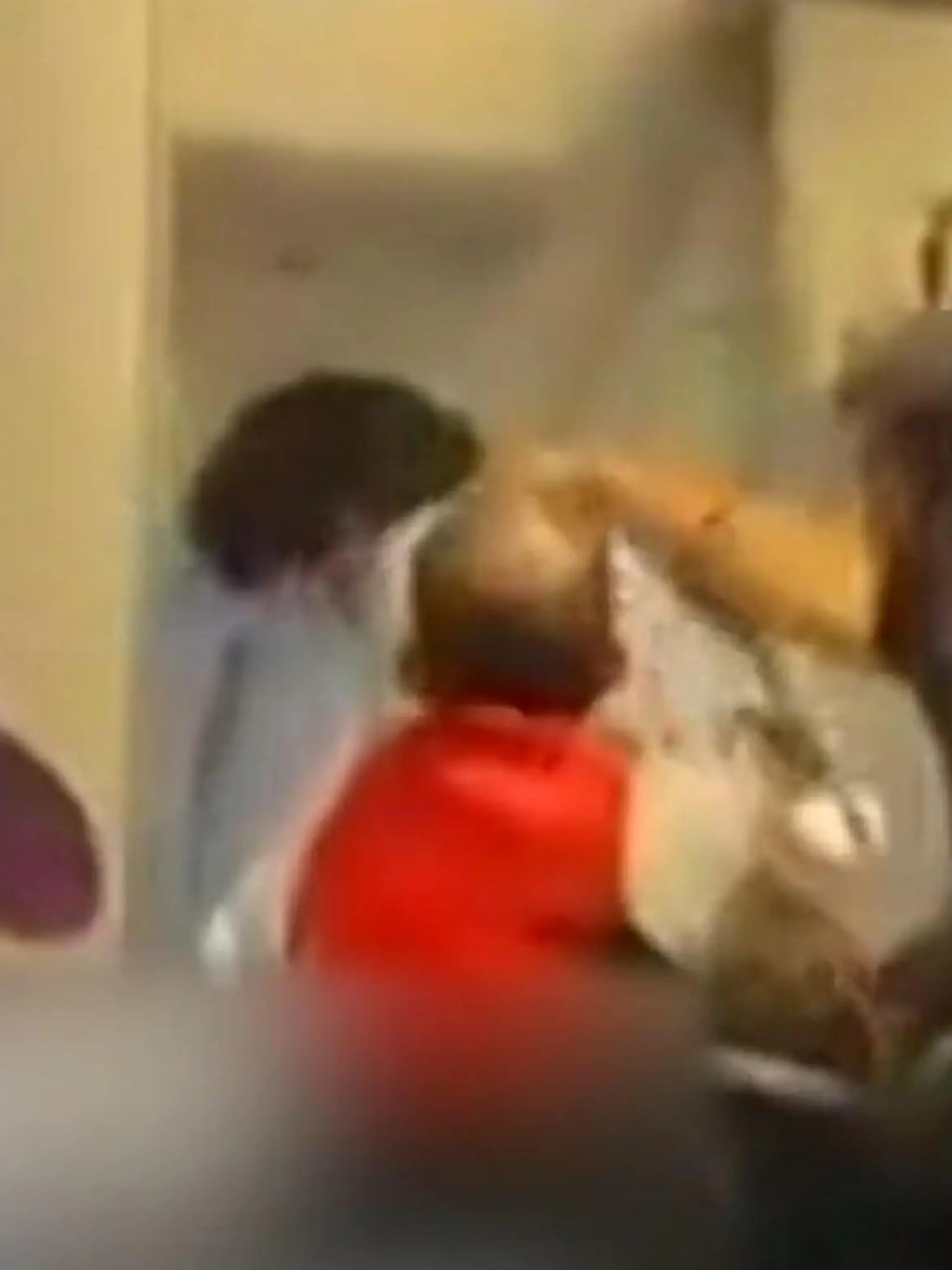 Flug 701 befindet sich auf dem Weg von Madrid (Spanien) nach Caracas (Venezuela) gerade mitten über dem Atlantik, als bei einem Passagier alle Sicherungen durchbrennen. Er springt von seinem Sitz auf – sein Ziel: der Notausgang, den er öffnen will. In 10.000 Metern Höhe!
