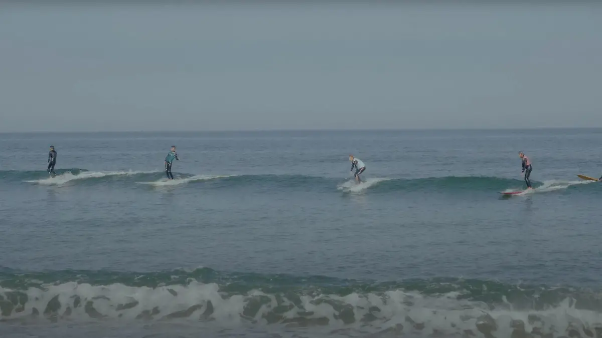 Wacklige Angelegenheit, der Ritt auf einem Surfbrett.