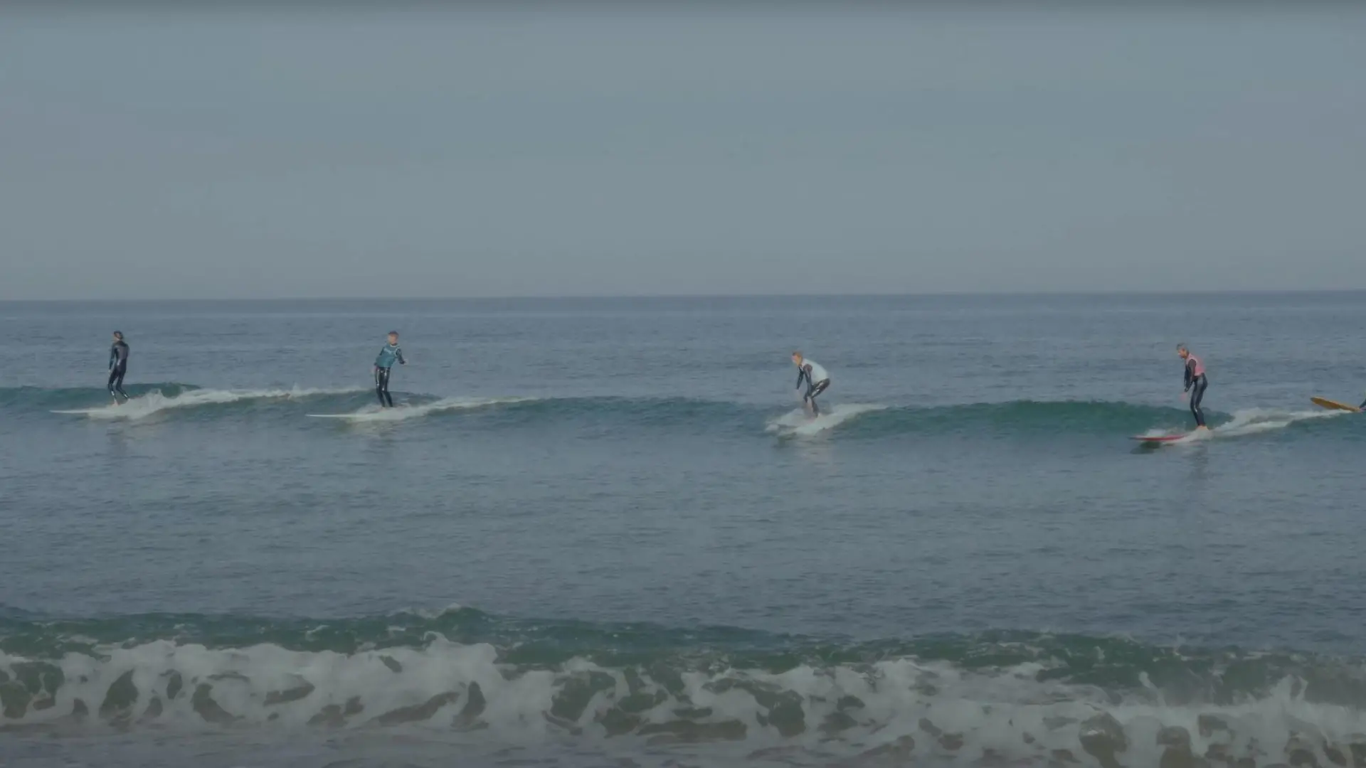 Wacklige Angelegenheit, der Ritt auf einem Surfbrett.