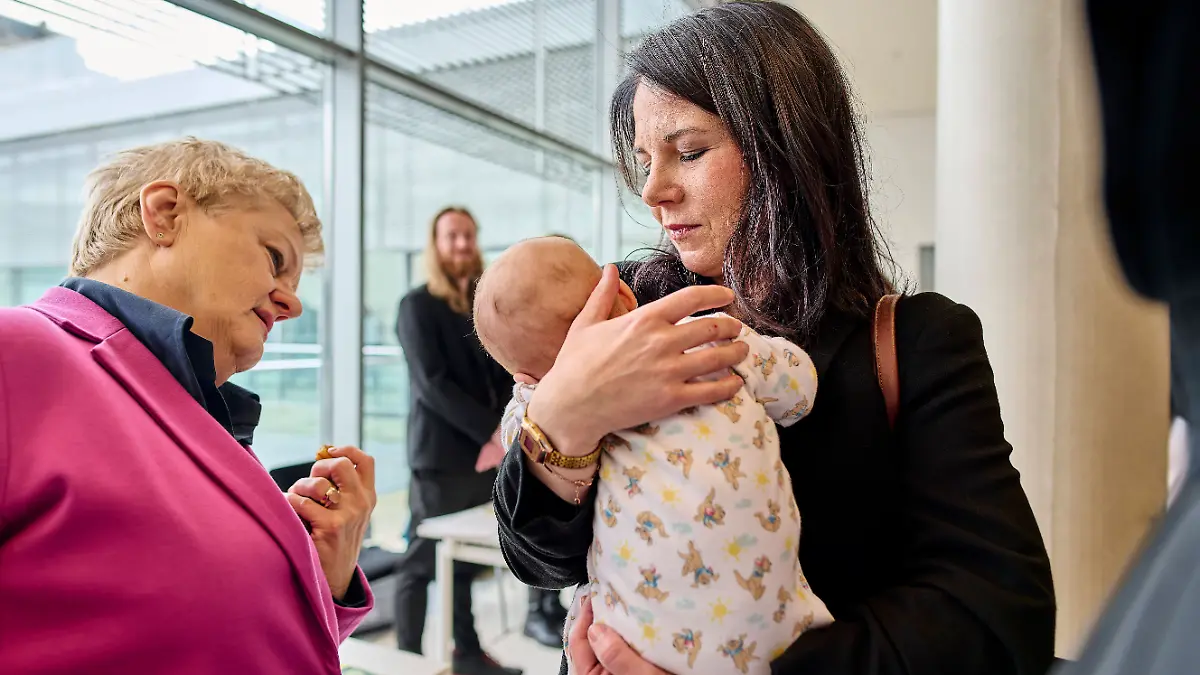 B90/Die Grünen Fraktionssitzung: Annalena Baerbock EUR, Deutschland, Berlin, 25.02.2025: Renate Künast staunt. Annalena Baerbock hält ein Baby einer Parteifreundin in ihren Armen. Vor der ersten Fraktionssitzung von B90/Die Grünen nach der Bundestagswahl. *** B90 The Greens parliamentary group meeting Annalena Baerbock EUR, Germany, Berlin, 25 02 2025 Renate Künast marvels Annalena Baerbock holds a baby of a party friend in her arms Before the first parliamentary group meeting of B90 The Greens after the Bundestag election