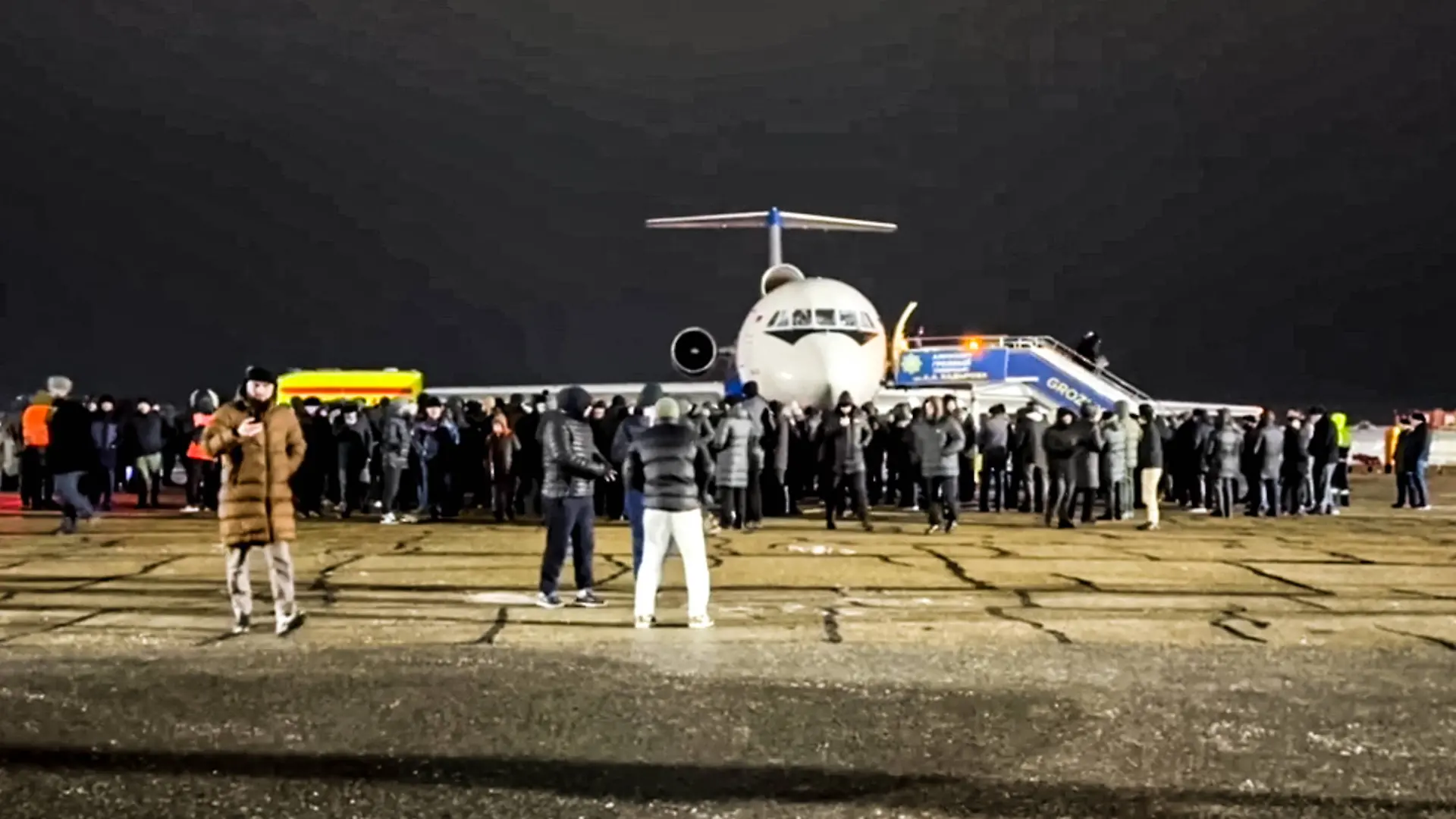 Buvaisar Saitiev (49) kommt mit einem Flugzeug in Grozny an. Der dreifache Olympiasieger im Ringen verstarb Anfang März an noch ungeklärter Ursache.  
