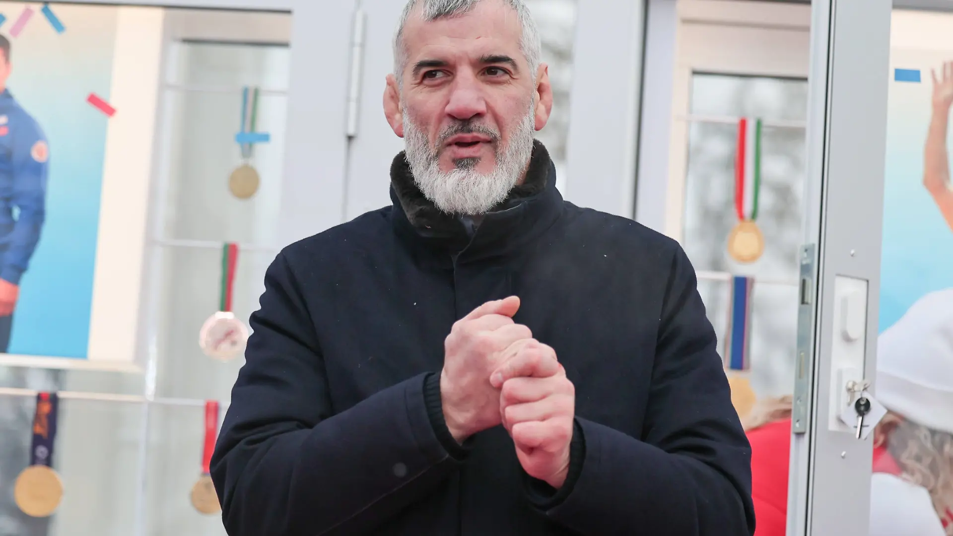 Buvaysa Saytiev vor einigen seiner zahlreichen Medaillen und Auszeichnungen am 6. Dezember 2023
