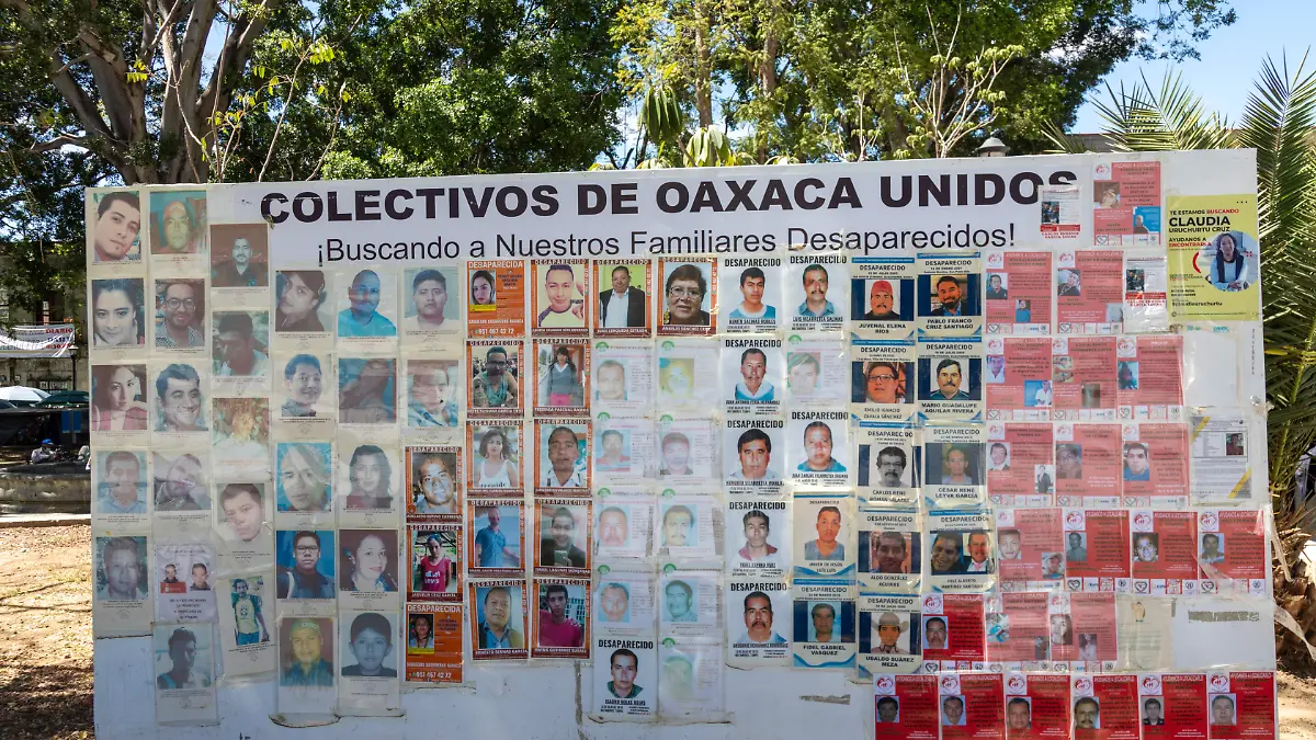 Oaxaca, Mexiko: Auf einer Plakatwand auf dem Zocalo sind die Gesichter von verschwundenen Personen zu sehen. Im Laufe der Jahre sind viele durch die Hand von Banden oder korrupter Polizei verschwunden