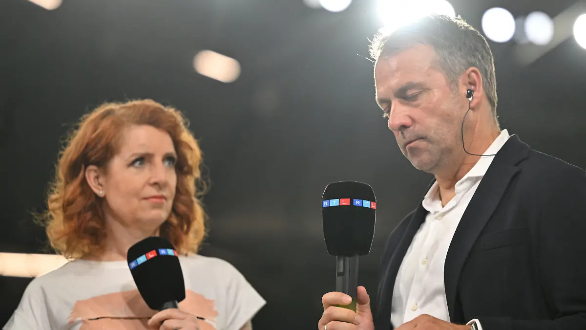 20.06.2023, Nordrhein-Westfalen, Gelsenkirchen: Fußball: Länderspiele, Deutschland - Kolumbien, Veltins Arena. Deutschlands Bundestrainer Hansi Flick spricht nach dem Spiel mit der Sportmoderatorin Monica Lierhaus. Lierhaus hat zum ersten Mal seit 14 Jahren wieder live im deutschen Fernsehen moderiert. WICHTIGER HINWEIS: Gemäß den Vorgaben der DFL Deutsche Fußball Liga bzw. des DFB Deutscher Fußball-Bund ist es untersagt, in dem Stadion und/oder vom Spiel angefertigte Fotoaufnahmen in Form von Sequenzbildern und/oder videoähnlichen Fotostrecken zu verwerten bzw. verwerten zu lassen. Foto: Bernd Thissen/dpa +++ dpa-Bildfunk +++