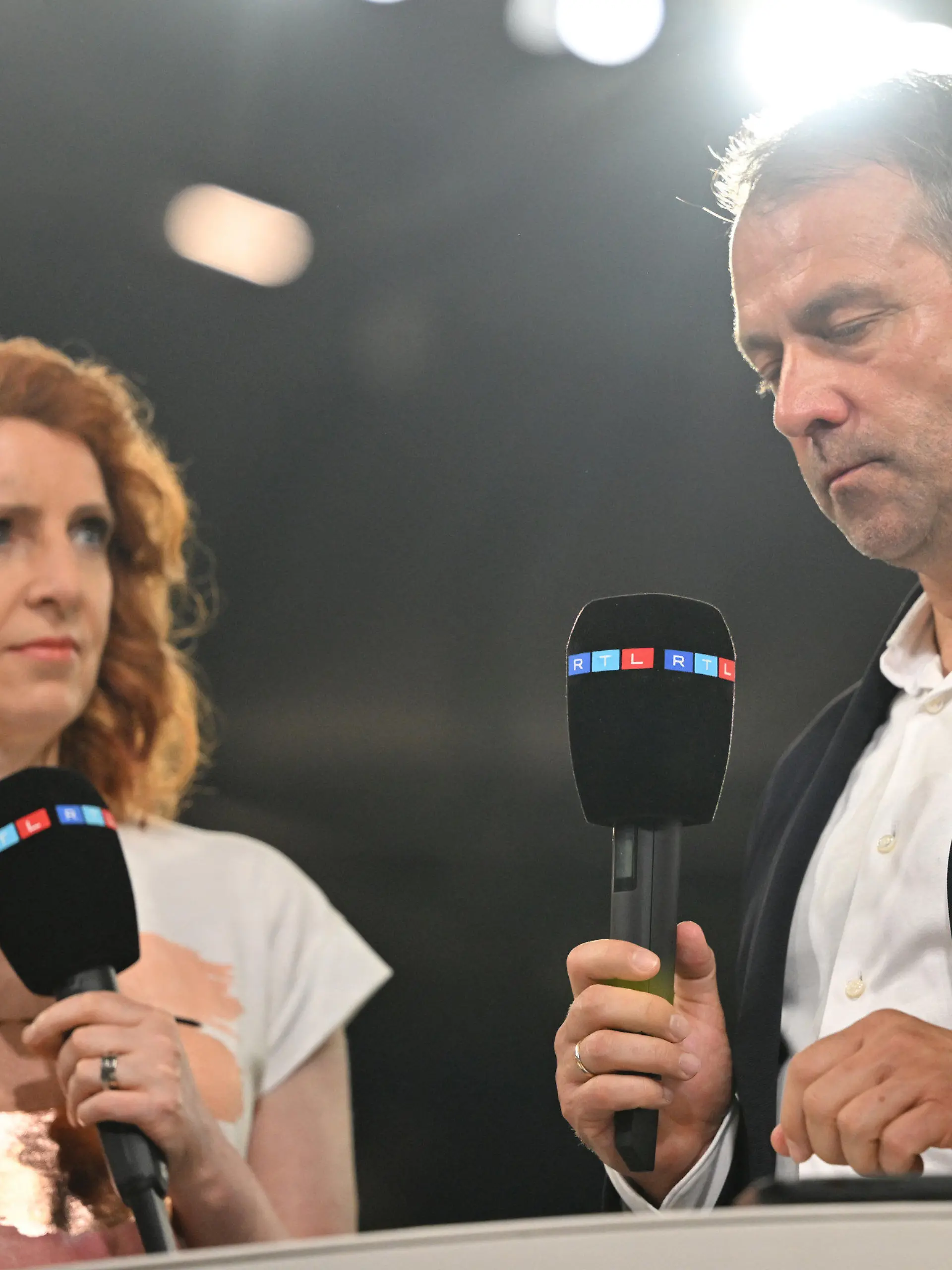 20.06.2023, Nordrhein-Westfalen, Gelsenkirchen: Fußball: Länderspiele, Deutschland - Kolumbien, Veltins Arena. Deutschlands Bundestrainer Hansi Flick spricht nach dem Spiel mit der Sportmoderatorin Monica Lierhaus. Lierhaus hat zum ersten Mal seit 14 Jahren wieder live im deutschen Fernsehen moderiert. WICHTIGER HINWEIS: Gemäß den Vorgaben der DFL Deutsche Fußball Liga bzw. des DFB Deutscher Fußball-Bund ist es untersagt, in dem Stadion und/oder vom Spiel angefertigte Fotoaufnahmen in Form von Sequenzbildern und/oder videoähnlichen Fotostrecken zu verwerten bzw. verwerten zu lassen. Foto: Bernd Thissen/dpa +++ dpa-Bildfunk +++