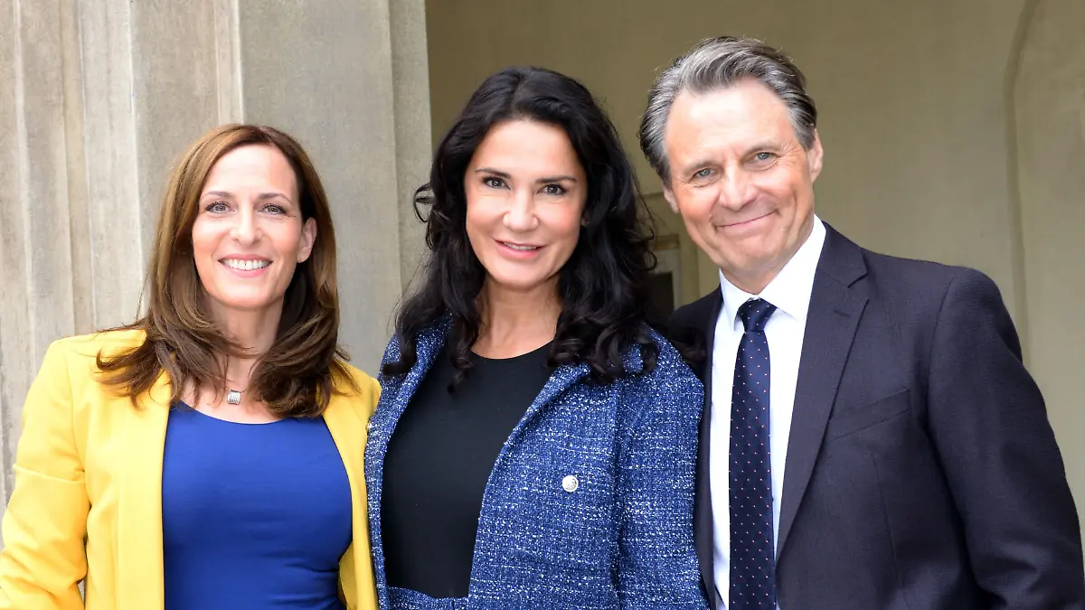 Ulrike Frank (l.) und Wolfgang Bahro mit Mariella Ahrens an ihrem ersten Drehtag am 15.08.2024 bei GZSZ in Potsdam-Babelsberg.

+++ Die Verwendung des sendungsbezogenen Materials ist nur mit dem Hinweis und Verlinkung auf RTL+ gestattet. +++