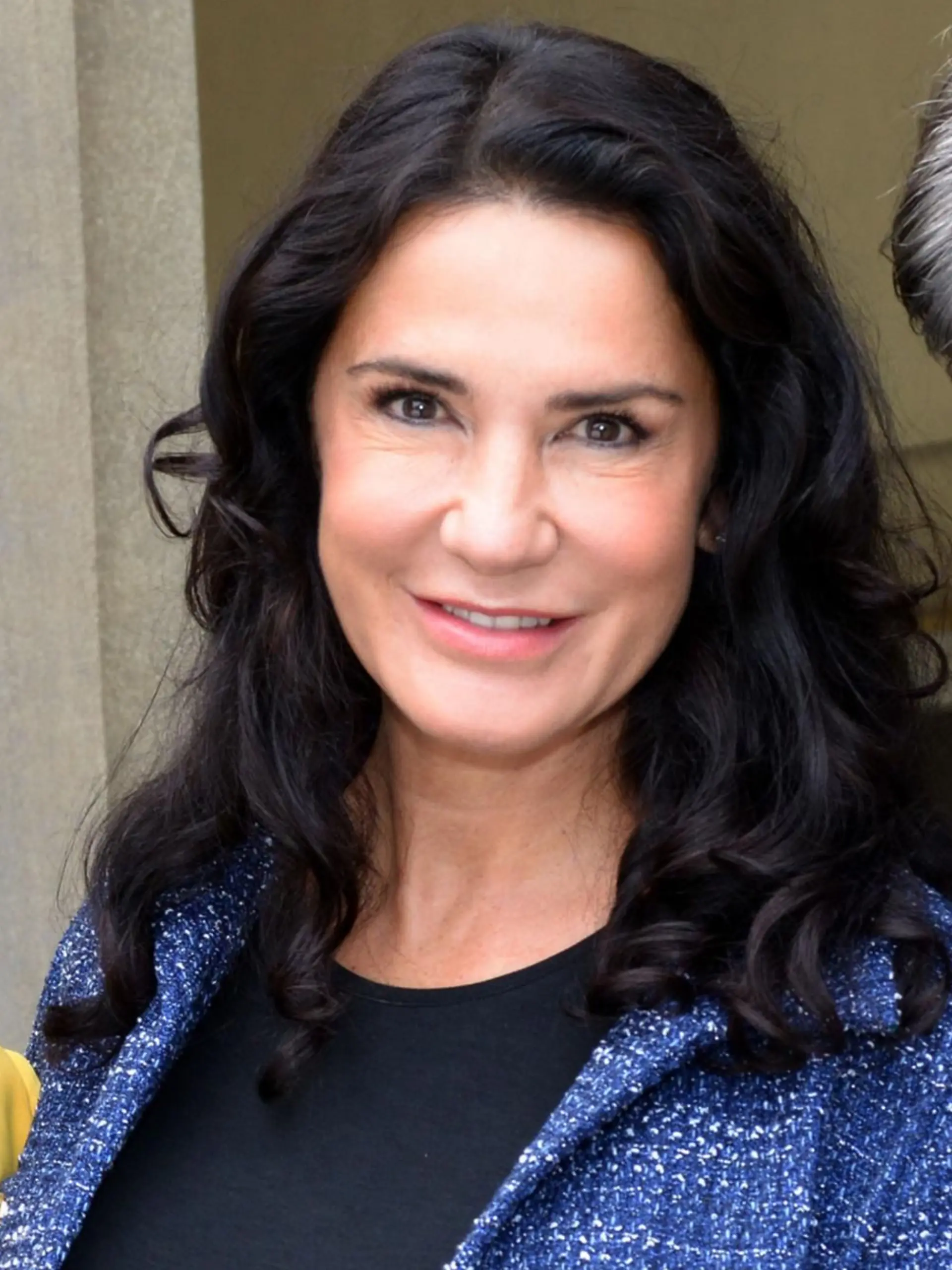 Ulrike Frank (l.) und Wolfgang Bahro mit Mariella Ahrens an ihrem ersten Drehtag am 15.08.2024 bei GZSZ in Potsdam-Babelsberg.
+++ Die Verwendung des sendungsbezogenen Materials ist nur mit dem Hinweis und Verlinkung auf RTL+ gestattet. +++