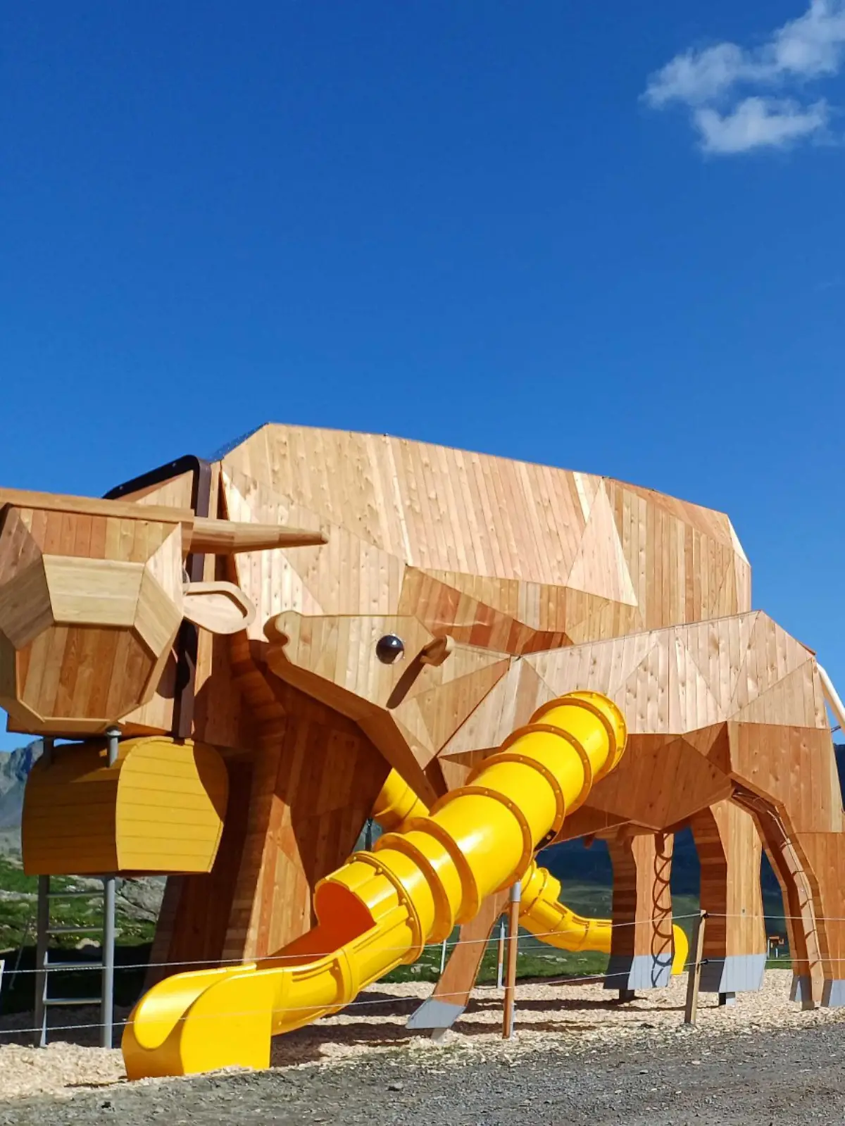 Der Kinder-Spielplatz neben der Drei-Seen-Hütte in Kühtai (Tirol).