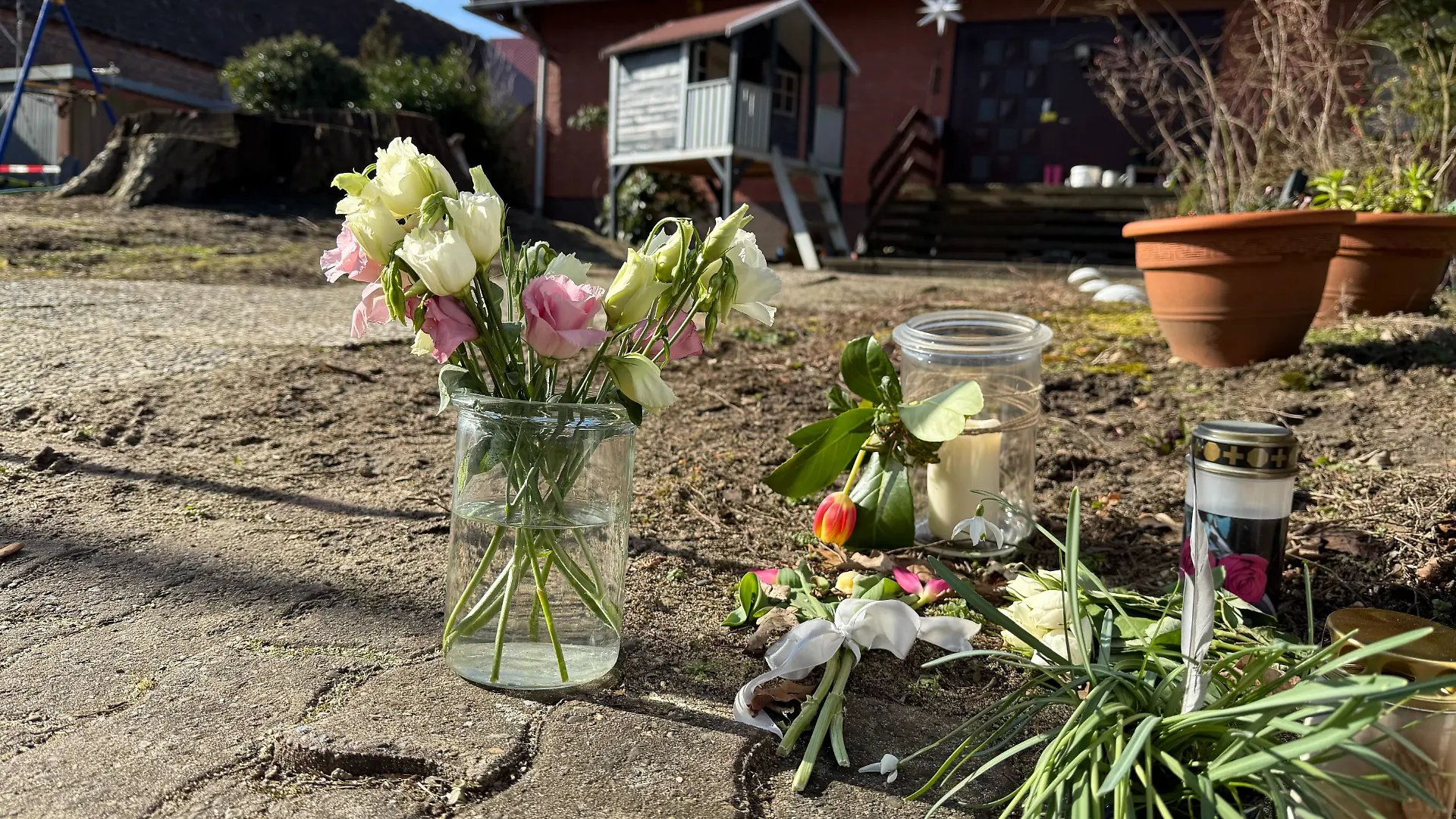 Die Bestürzung in der kleinen Gemeinde ist groß: Viele trauern um die verstorbene Mutter.