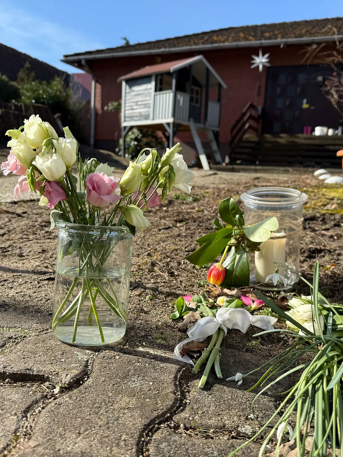 Die Bestürzung in der kleinen Gemeinde ist groß: Viele trauern um die verstorbene Mutter.