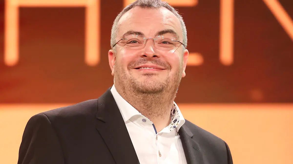 Der Youtuber "Lehrer Schmidt" (Kai Schmidt) steht bei der Verleihung der "Goldenen Henne" auf der Bühne. Der Publikumspreis wird bereits zum 26. verliehen. Er wird an Stars aus Musik, Sport und Showgeschäft vergeben.