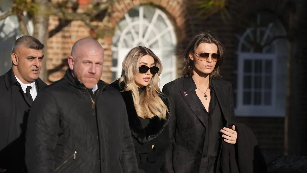 ARCHIV - 20.11.2024, Großbritannien, Amersham: Damian Hurley (r) und Kate Cassidy (2.v.r) kommen zur Trauerfeier von One Direction-Sänger Liam Payne in der St. Mary’s Church in Amersham, Buckinghamshire. (zu dpa: «Liam Paynes Freundin: Arbeite daran, Tod zu akzeptieren») Foto: Andrew Matthews/PA Wire/dpa +++ dpa-Bildfunk +++