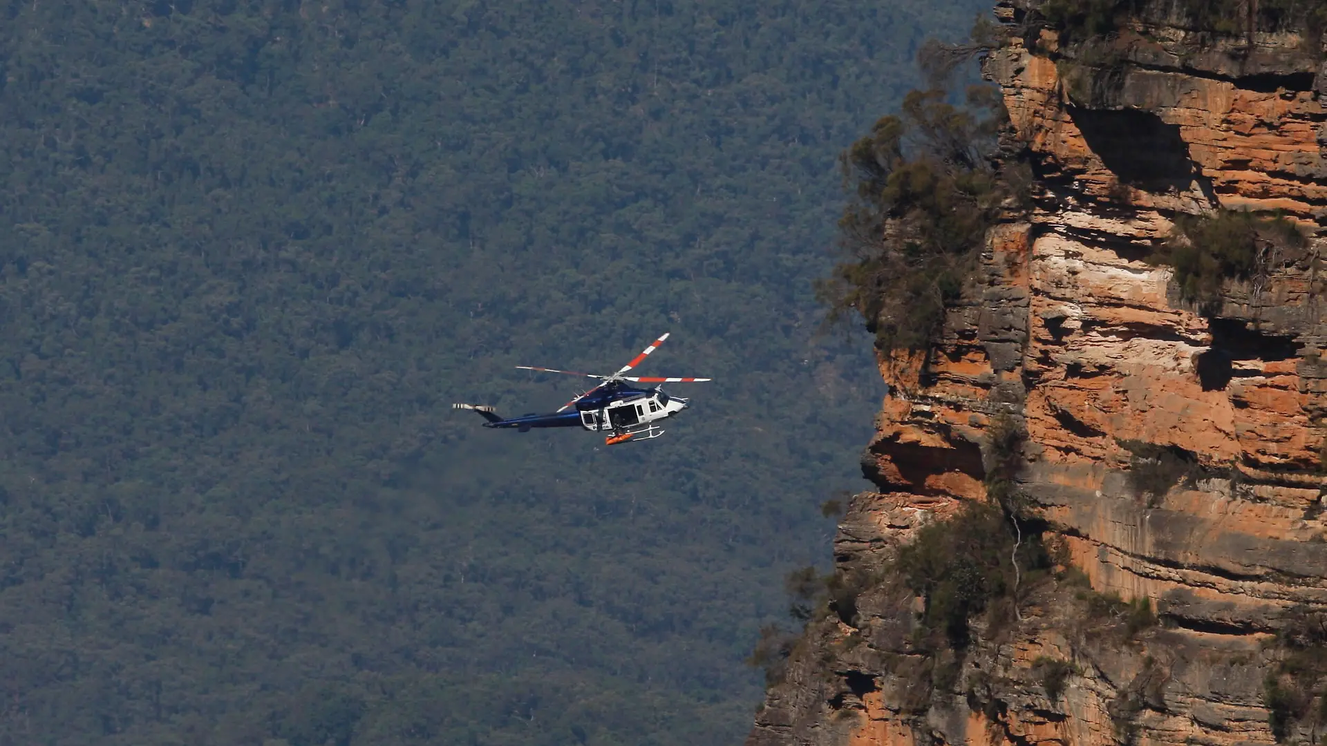 BLUE MOUNTAINS LANDSLIP ACCIDENT, A NSW Police helicopter retrieves the bodies of a father and son from a walking track where a landslide killed 2 and injured two others at Wentworth Falls in the Blue Mountains, NSW, west of Sydney, Tuesday, April 5, 2022. ACHTUNG: NUR REDAKTIONELLE NUTZUNG, KEINE ARCHIVIERUNG UND KEINE BUCHNUTZUNG SYDNEY NSW AUSTRALIA PUBLICATIONxINxGERxSUIxAUTxONLY Copyright: xSUPPLIEDx 20220405001643783219