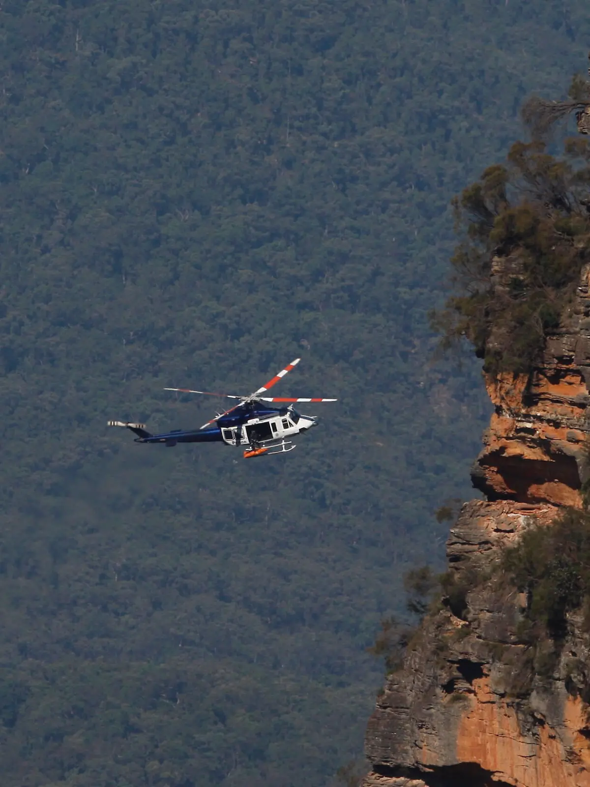  BLUE MOUNTAINS LANDSLIP ACCIDENT, A NSW Police helicopter retrieves the bodies of a father and son from a walking track where a landslide killed 2 and injured two others at Wentworth Falls in the Blue Mountains, NSW, west of Sydney, Tuesday, April 5, 2022.  ACHTUNG: NUR REDAKTIONELLE NUTZUNG, KEINE ARCHIVIERUNG UND KEINE BUCHNUTZUNG SYDNEY NSW AUSTRALIA PUBLICATIONxINxGERxSUIxAUTxONLY Copyright: xSUPPLIEDx 20220405001643783219