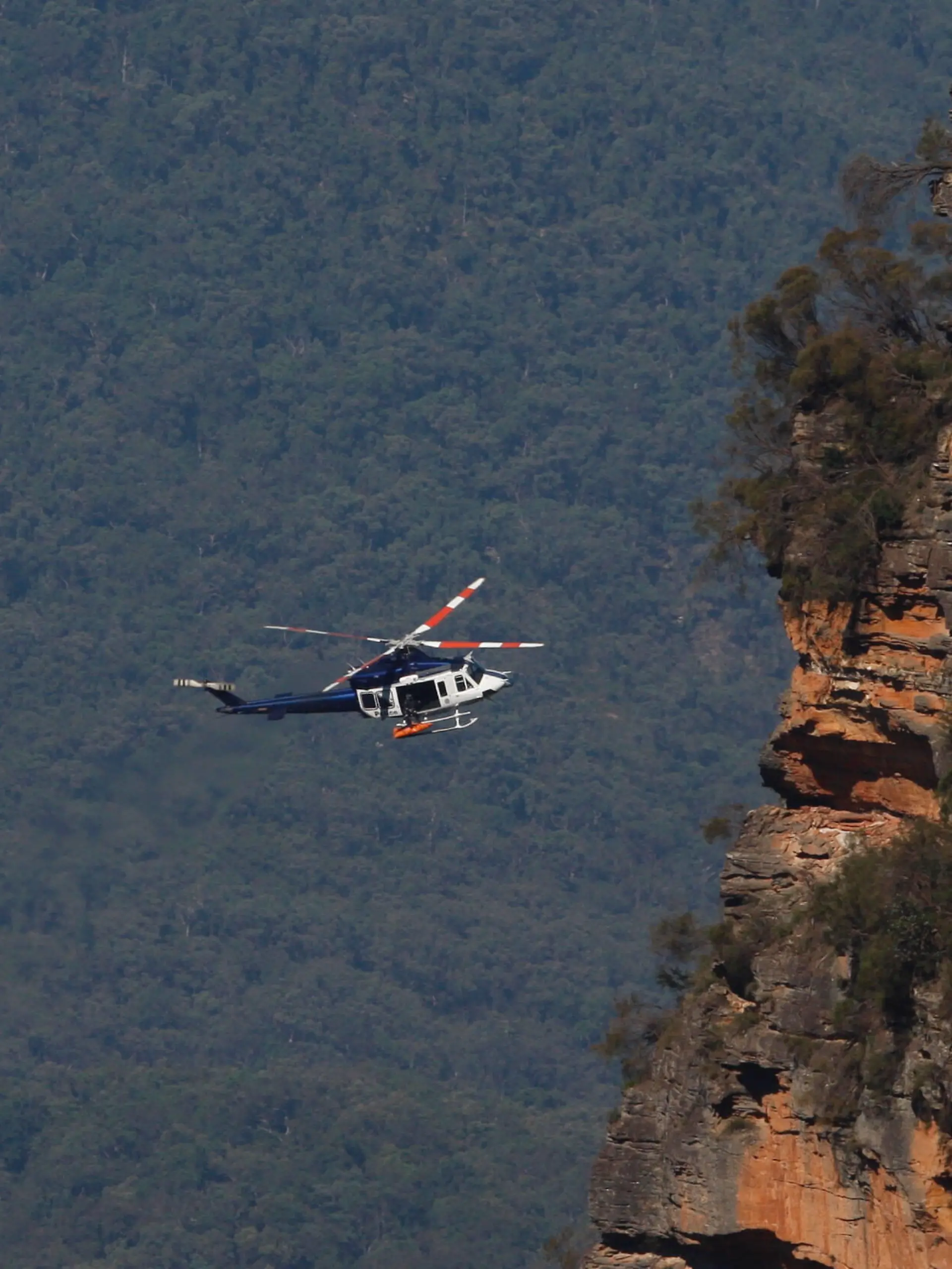  BLUE MOUNTAINS LANDSLIP ACCIDENT, A NSW Police helicopter retrieves the bodies of a father and son from a walking track where a landslide killed 2 and injured two others at Wentworth Falls in the Blue Mountains, NSW, west of Sydney, Tuesday, April 5, 2022.  ACHTUNG: NUR REDAKTIONELLE NUTZUNG, KEINE ARCHIVIERUNG UND KEINE BUCHNUTZUNG SYDNEY NSW AUSTRALIA PUBLICATIONxINxGERxSUIxAUTxONLY Copyright: xSUPPLIEDx 20220405001643783219